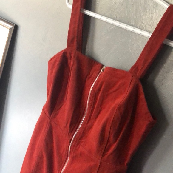 Red cute dress. - Picture 3 of 5